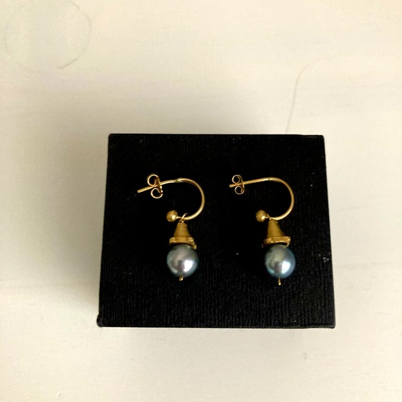 14kt black cultured pearl earrings. - Picture 1 of 1
